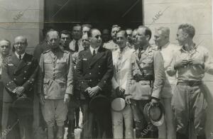 Los aviadores Barberán y Collar, a su llegada después de un magnífico vuelo, a...