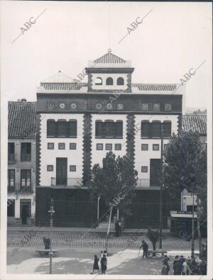 En la fachada del nuevo ayuntamiento de santa fe Aparecen, en Policromada...