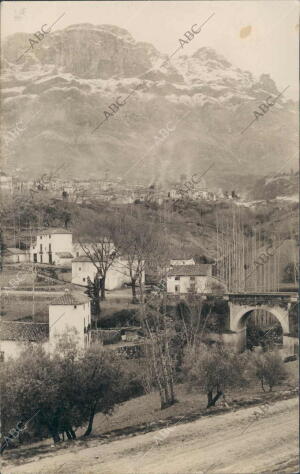 Vista de la localidad de Cazorla bajo las Montañas Nevadas