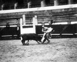 El pensador Toreando en la plaza de Azpeitia (Guipuzcoa), durante el verano de...