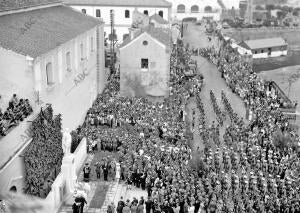 Momento del descubrimiento del monumento Erigido en memoria del teniente coronel...