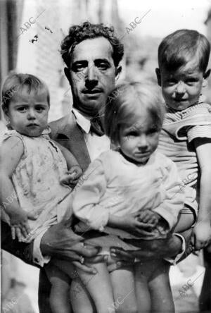 Un agente encargado de la recogida de Mendigos, con tres Pequeños Encontrados en...