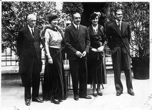 De izquierda a derecha: el Infante Don Carlos, la Infanta Doña Luisa, Alfonso...