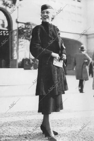 La moda en el hipódromo de Longchamp. En la Imagen, abrigo de 1935
