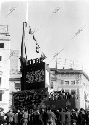 Tribuna de propaganda contra el Fascio levantada por el ministerio de...