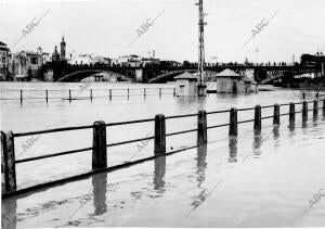 Aspecto del muelle de Sevilla y el puente de Triana debido A la enorme crecida...