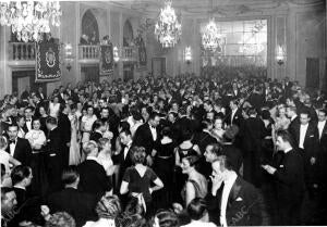 Aspecto del salón del Hotel Ritz de Barcelona durante el baile benéfico para el...