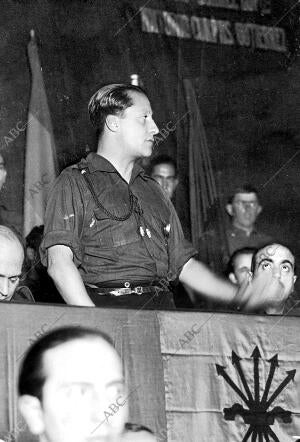 José Antonio durante su discurso en el acto celebrado en el frontón cinema por...