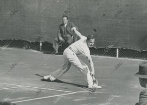 Gottfried Von Cramm en un partido de la Copa Davis entre los equipos de España y...