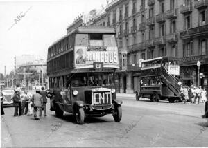 Los primeros autobuses que circularon con normalidad en Barcelona tras los...
