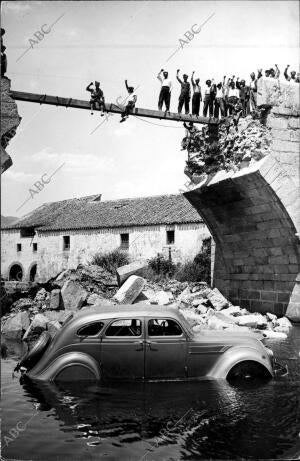 Puente de Guadarrama, tras haber Sido volado por las Tropas Nacionales en su...