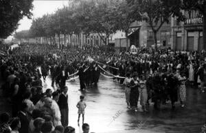 Entierro, en Tarragona, del miliciano Alveres Fernández, de la juventud...