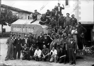 Grupo de Milicianos de un tanque Blindado, Posando al pasar por un pueblo de...