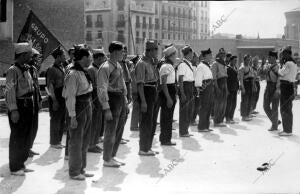 Un grupo de Milicianos de ciudad Real, Llegando A Madrid para Ponerse A...