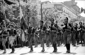 La bandera de Sagardia Desfilando ante las Autoridades de san Sebastián