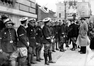 Un puesto de la Cruz Roja en el Paseo de Gracia, con motivo de la llegada del...