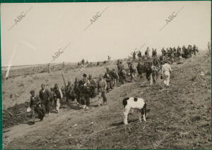 Soldados republicanos avanzando para tomar nuevas posiciones abandonadas por los...