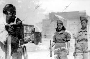 Milicianos y Milicianas Haciendo un alto en el camino para Retratarse al Minuto