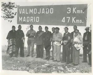Un grupo de corresponsales de guerra que siguen a las tropas del General Varela