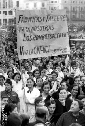 Manifestación de adhesión al pueblo Madrileño, Formada por Mujeres Valencianas