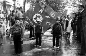 Manifestación infantil en honor de los Marinos Rusos, A su paso por la plaza de...