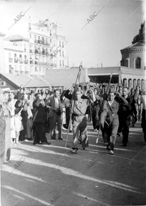 Desfile de la bandera Republicana y la que los Antifascistas Italianos Regalaron...