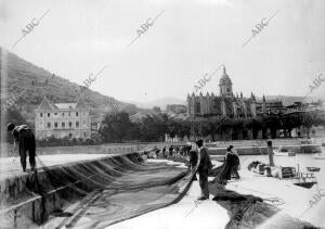 Pescadores preparando las redes en el puerto