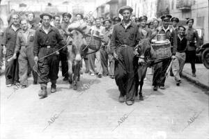 Convoy de Milicianos Llevando la comida A los que Luchan en las Avanzadas, en el...