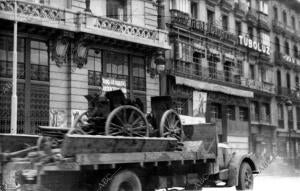 Cañones Tomados A las Tropas Italianas en el sector de Guadalajara, Siendo...