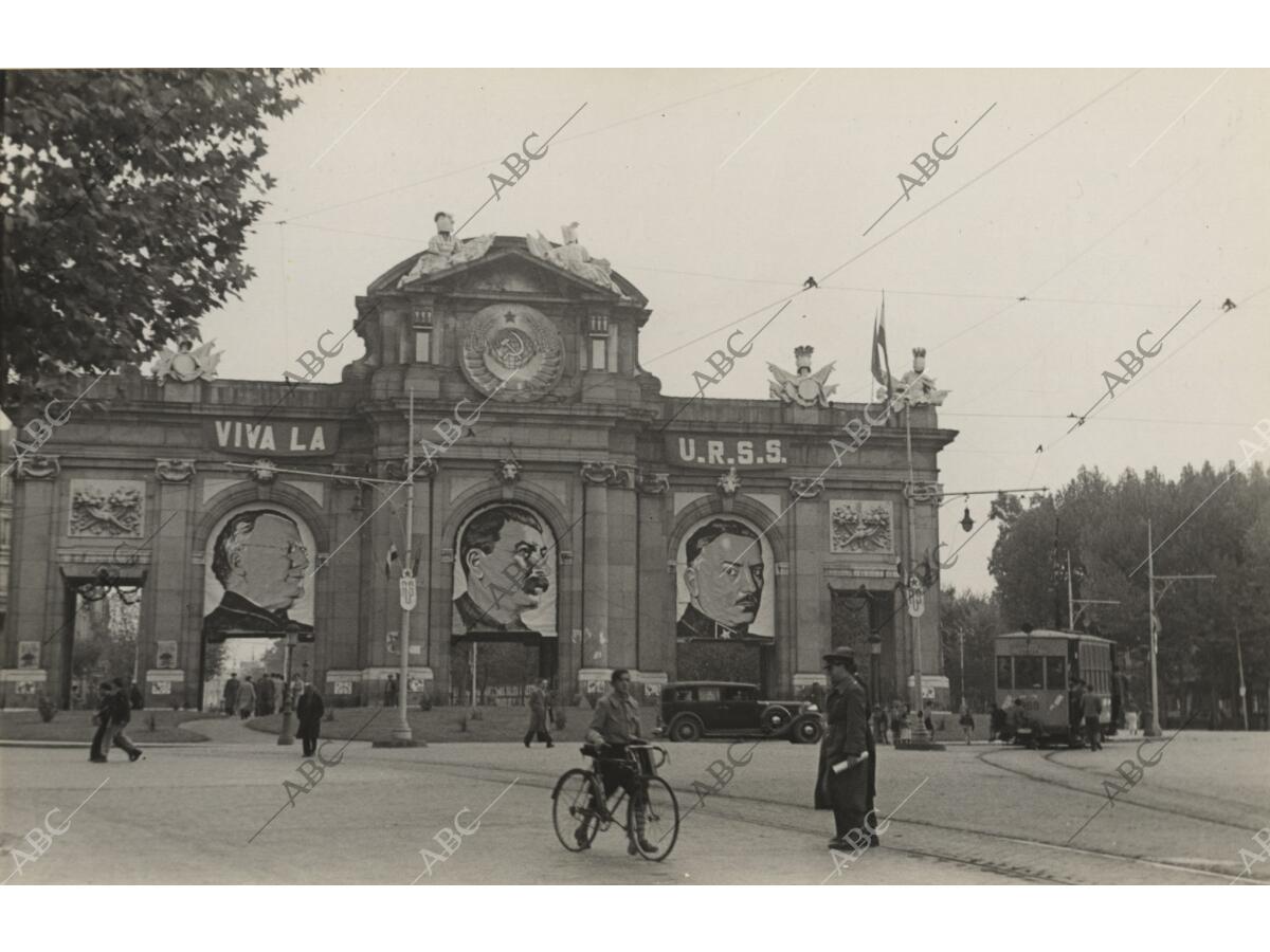 La Puerta De Alcal En 1937 Celebraba La Presencia Del Ej rcito 