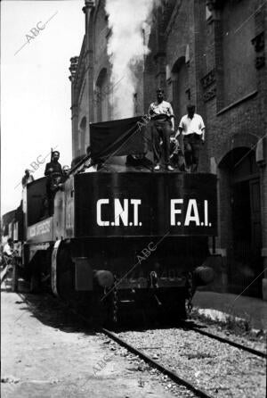 Aspecto de los trenes blindados construidos por los ferroviarios de Barcelona...