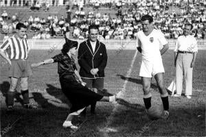 Miliciana que Inició el saque en el partido entre el atlético de Madrid y el...