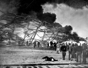 El dirigible alemán Hindenburg Momentos después de hacer explosión en este...