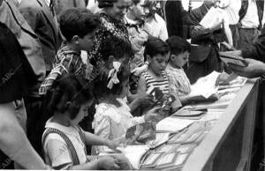 Los niños visitando la Feria del Libro que acaba de inaugurarse