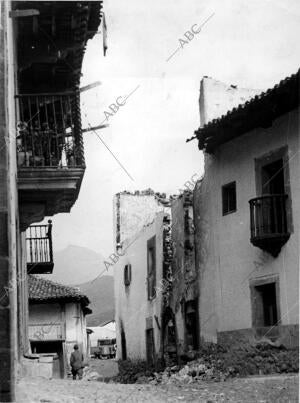 El balcón de una casa Solariega frente A una manzana de Casas Destruida por los...