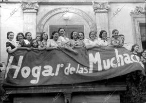 Un grupo de Mujeres durante la inauguración Del "hogar de las Muchachas" de la...