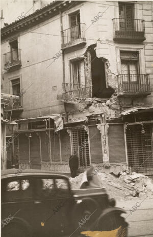 Un boquete abierto por una bomba en una casa de la calle Montera