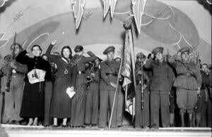 Entrega de la bandera que el personal del laboratorio Bloizet Regaló A la 37...