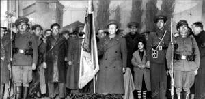 El Grupo "Luis de Sirval" del socorro rojo Internacional, Entregando una bandera...