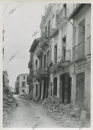 Escombros y daños causados en una calle