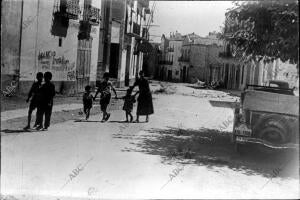 Una calle de mora de Ebro (Tarragona), tras ser Reconquistada por el ejército de...