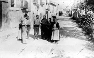 Ancianos que Aguantan estoicamente los Bombardeos de Benissanet (Tarragona)