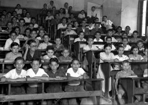 Aula de enseñanza de gramática y Caligrafía, similar A las de Aritmética,...