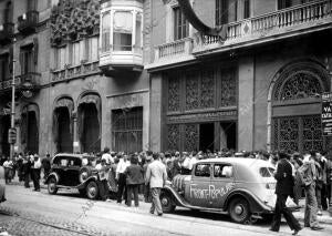 El público ante la caja de Ahorros de la Generalidad, Haciendo cola para sacar...