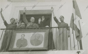 Los retratos de José Antonio Primo de Rivera y Francisco Franco, en el...