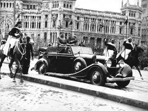 Francisco Franco acude al desfile en un «Hispano Suiza» que le regaló Miguel...