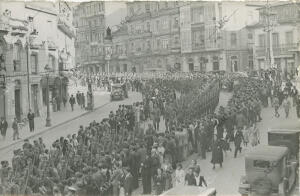 La legión Cóndor al paso por la calle José Antonio para dirigirse al muelle...