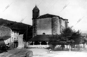 Vista de la plaza y de la iglesia del pueblo Bolivar (Vizcaya)