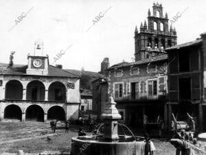 Vista de la plaza mayor del pueblo Ayllón (Segovia)