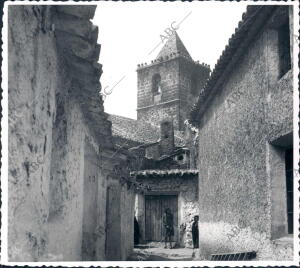 Calleja de Siles con la torre de la iglesia al fondo